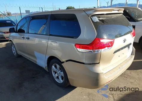 2011 Toyota Sienna Base V6 z USA, uszkodzony, nr VIN 5TDZK3DC5BS026763